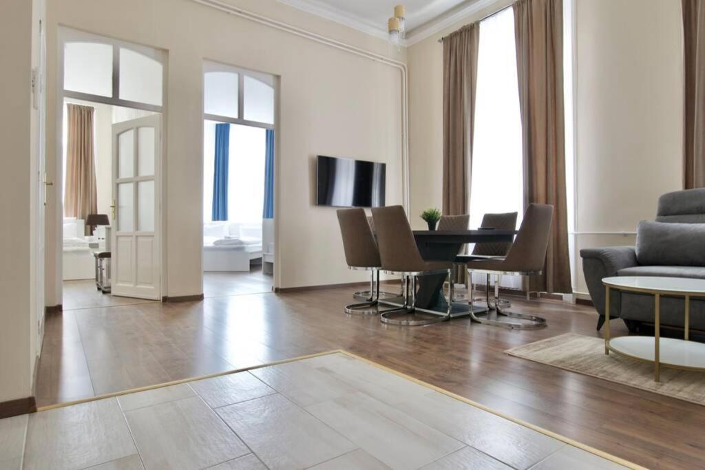 Premium Apartment By Hi5-Vaci Str. 3 Bedroom Budapest Luaran gambar